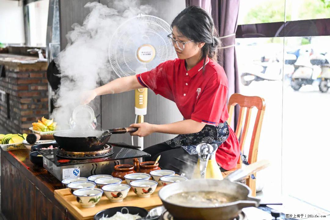 全网追的“扁担女孩”,找了一份暑假工,时薪12元 - 郑州生活资讯 - 郑州28生活网 zz.28life.com